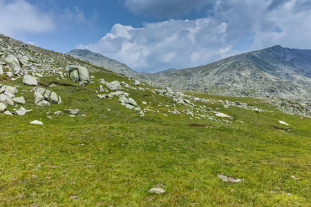 壮观的风景与乌云斯帕诺杆, Pirin 山, 保加利亚