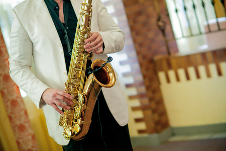 吹奏萨克斯管图片