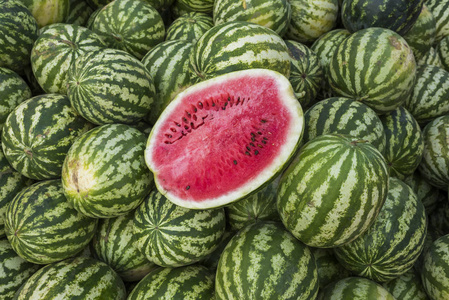 西瓜框在市场上切熟西瓜照片