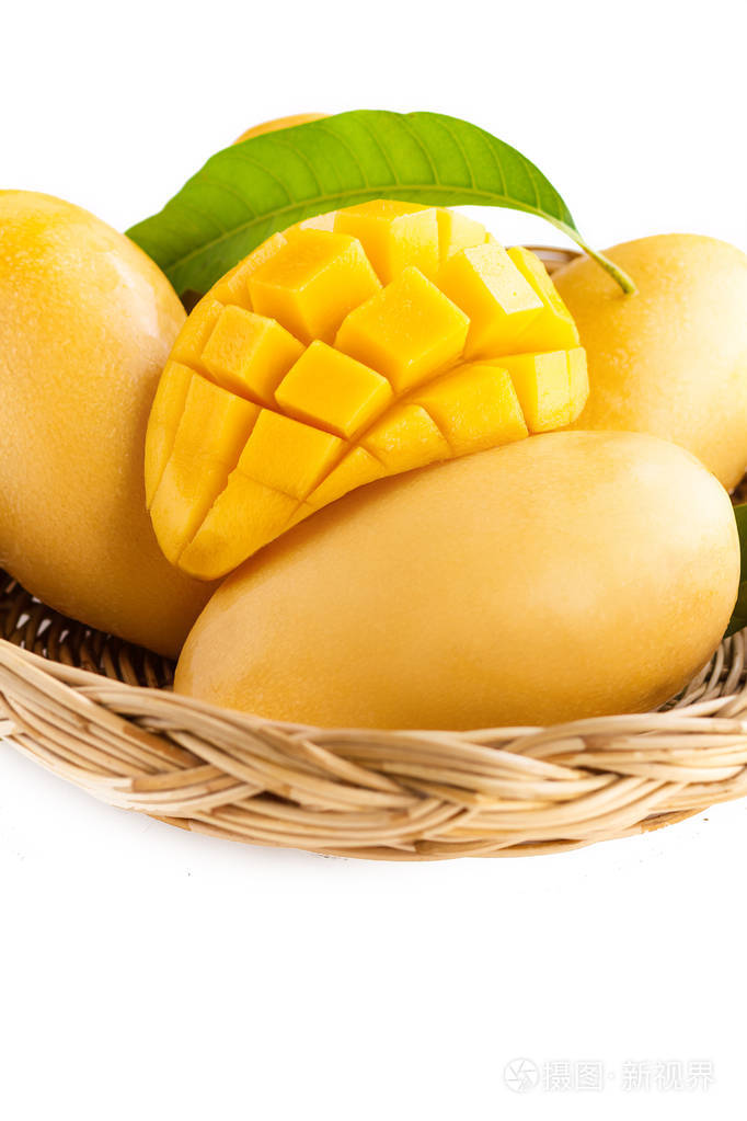 新鲜的黄色芒果美丽的皮肤在篮子分离