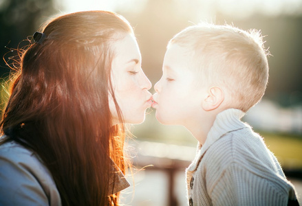 亲亲表情包图片