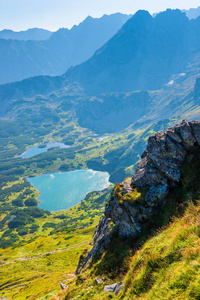 波兰 Tatras 的清洁山地湖泊