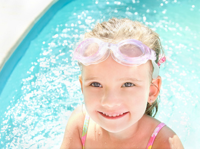 可爱的小女孩在游泳池中的眼镜