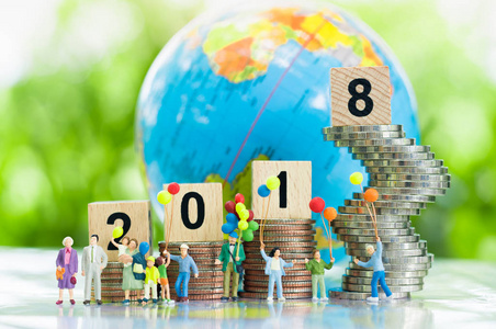 与 bolloons 的大快乐家庭微笑和卓蕴一起在不断增长的硬币和全球背景