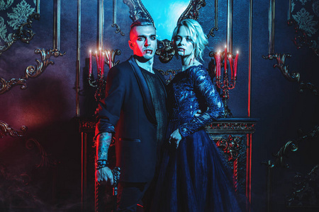 在室内的一对美丽的吸血鬼.经典风格.美容, 时尚照片