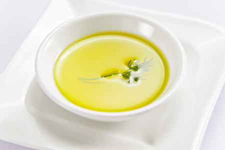 各种香料牛至, 芫荽籽, 月桂叶和小茴香种子传统的亚洲皮拉夫, 牛肉和