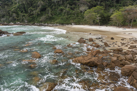 美丽的风景岩石热带海滩与绿色的水和郁郁葱葱的森林在伊尔哈格兰德, 科斯塔韦德, 南里约热内卢, 巴西