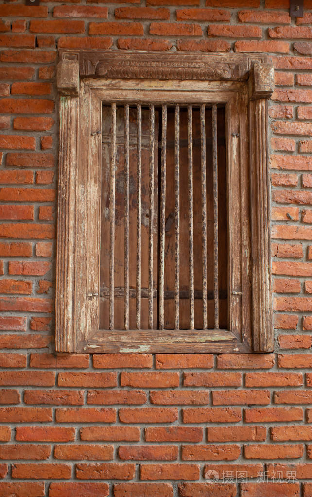 用条纹砖墙和木窗作为背景