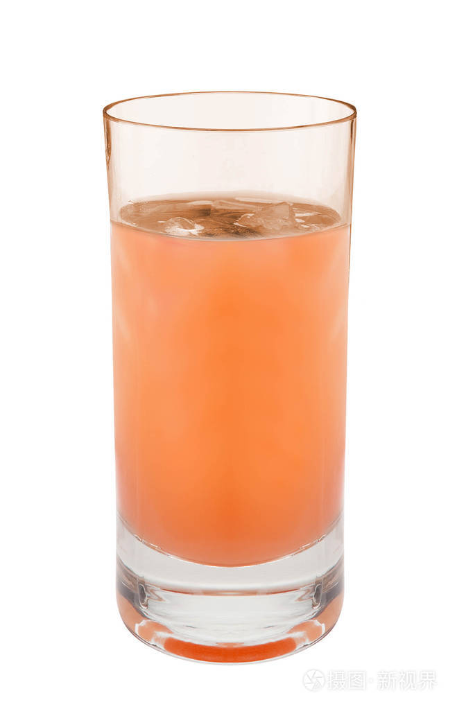 白色背景玻璃上的新鲜果汁特写