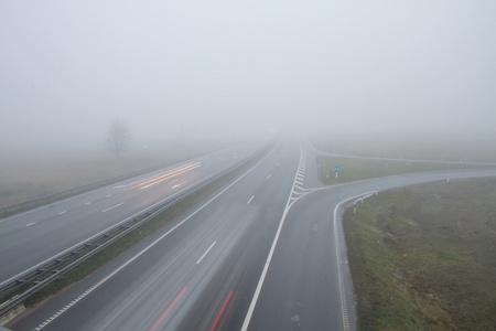 公路在雾中