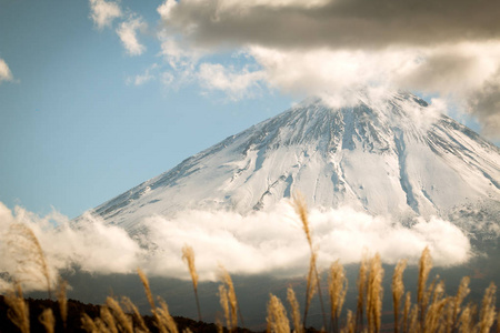 日本冬季云和好天富士三口火山口的封闭