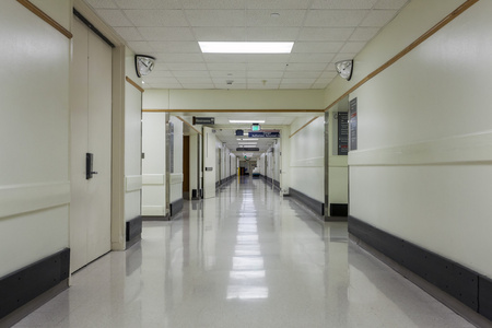 在现代医院的走廊图片