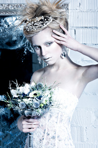 美丽的女孩在白色的连衣裙，在图像的雪之女王与她头上的皇冠