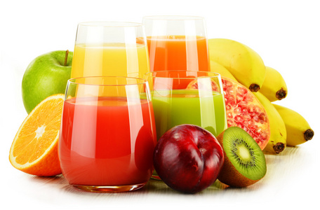 什锦的水果果汁上白色孤立的眼镜。排毒饮食