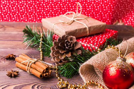圣诞节和新年背景。圣诞礼物包装在牛皮纸和彩色纸, 装饰在一个木桌上