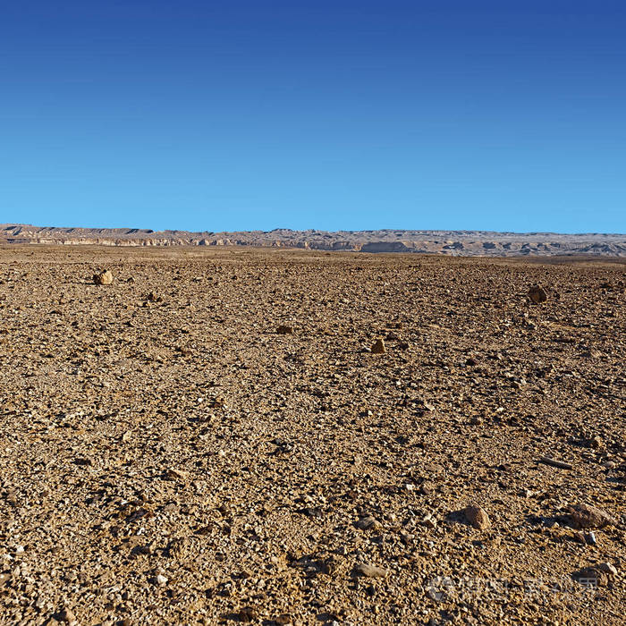 在以色列内盖夫沙漠的岩石山丘.雕刻岩层在以色列南部沙漠里的风