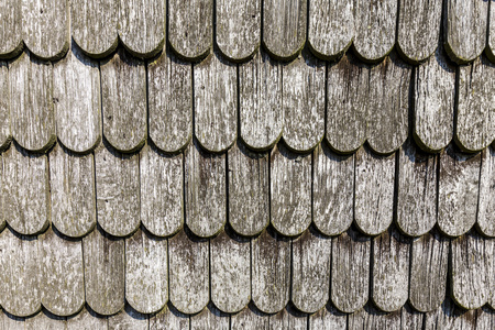 木屋顶瓦片历史的旧棕色木屋顶瓦片照片