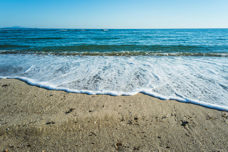 沙漠海滩上的沙滩上的波浪图片