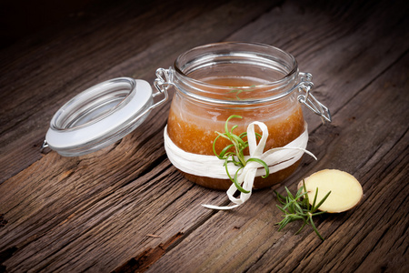 天然 diy 的姜糖和盐身体磨砂照片