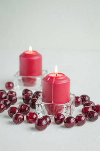 温泉蜡烛与樱桃香气在白色的背景。芳香 疗法