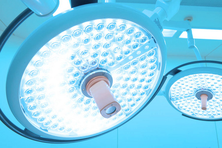 在手术室中的两个手术灯带艺术照明和蓝色的筛选器