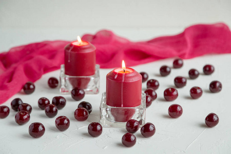 温泉蜡烛与樱桃香气在白色的背景。芳香 疗法