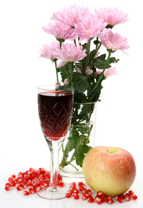 酒和花一对夫妇靠在酒吧喝酒酒和蜡烛葡萄叶红酒将葡萄酒倒入酒杯一杯