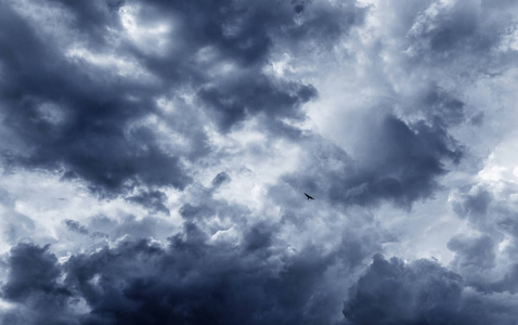 戏剧性天空与暴风雨云