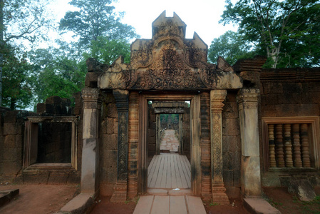 位于柬埔寨西部暹粒城市附近的吴哥寺城以北32公里处的班迭则王宫坦普尔遗址