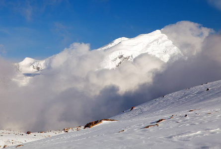 从 Thorung la 山口圆布尔纳赛道尼泊尔喜马拉雅山 Chulu 的云峰的黄昏观
