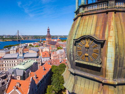 2018年5月20日。里加, 拉脱维亚。美丽的空中里加视图从上面与金黄公鸡在 st. 彼得斯教会和老镇 Vecriga 的顶部