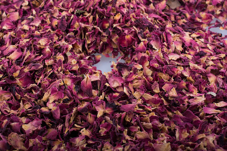干玫瑰花瓣作为草药茶的背景