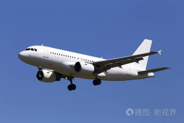 蓝天背景下的大型现代白色飞机