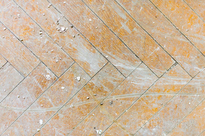 一个旧的褪色实木复合地板覆盖灰尘和污垢的特写.修复的结果.需要清洗