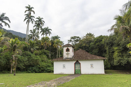 美丽的热带景观镇教堂在维拉多伊斯里奥斯, dois 里奥斯海滩后面的一个小村庄, ilha grande, costa verd