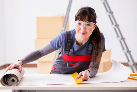 准备墙纸工作的妇女照片
