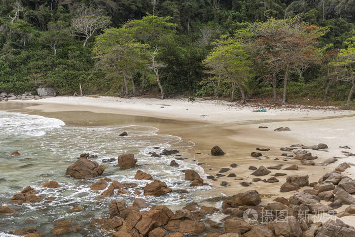 美丽的风景岩石热带海滩与绿色的水和郁郁葱葱的森林在伊尔哈格兰德, 科斯塔韦德, 南里约热内卢, 巴西