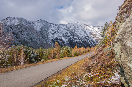 山区第一雪秋路