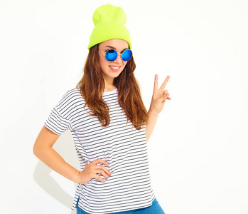 年轻时尚女孩的肖像在休闲夏天的衣服在黄色帽帽。在白色上隔离