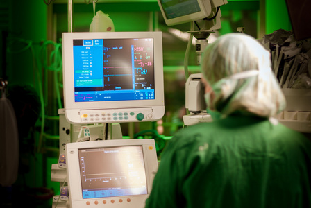 女麻醉师在手术室手术绿色灯都亮着监视器