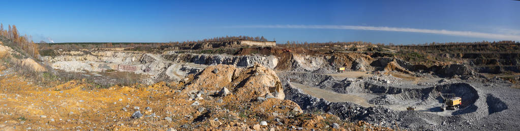 Panoramatic 视图。大理石采石场和机械。粉碎石的提取