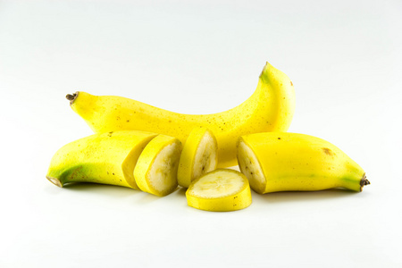 大串香蕉在白色背景上