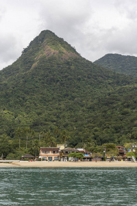 美丽的热带景观 Abraao 村, 海洋和绿色的山在德岛格兰德, 佛得角, 南里约热内卢, 巴西的背面