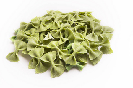 白色的绿色 farfalle 面食堆