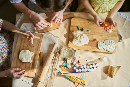 妇女和儿童女孩制作手工面团工艺品
