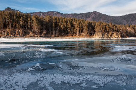 河里山水冰