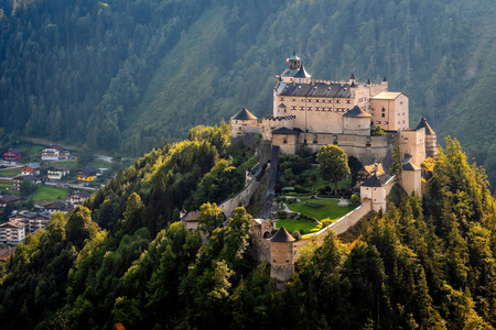 Hohenwerfen 城堡和堡垒在 Salzach 谷之上在 Werfen 在奥地利