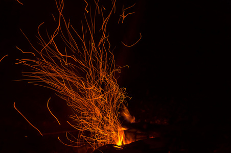 篝火的火焰火火花照片