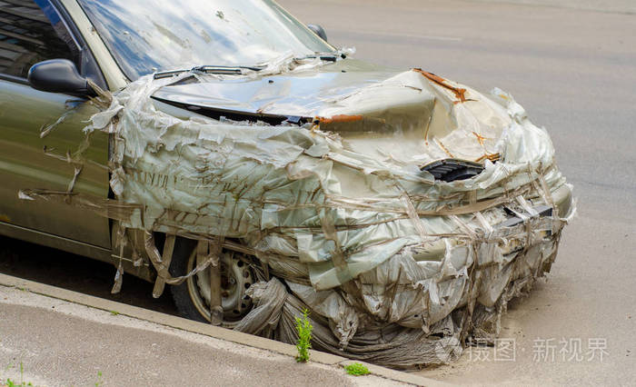 街道上的一辆破车