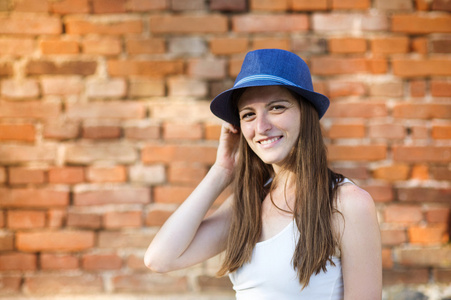 幸福的女人，在蓝色的帽子